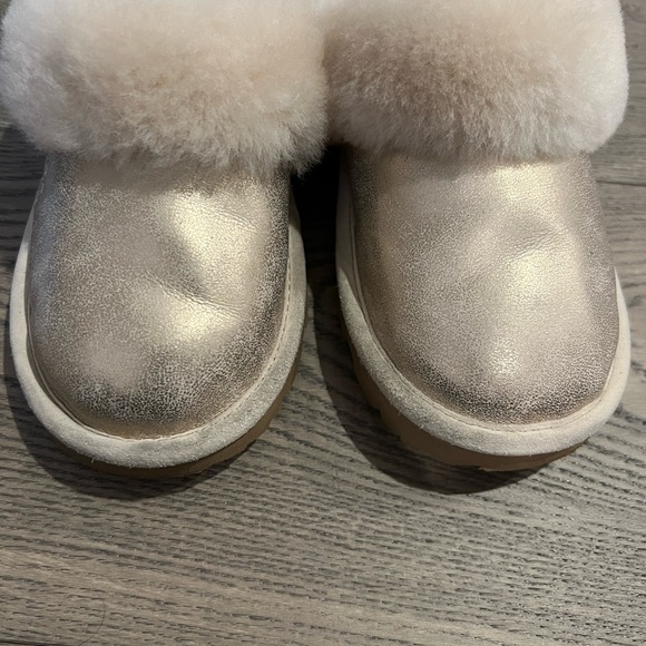 Euc girl’s gold Uggs slippers size 2 - Picture 7 of 10